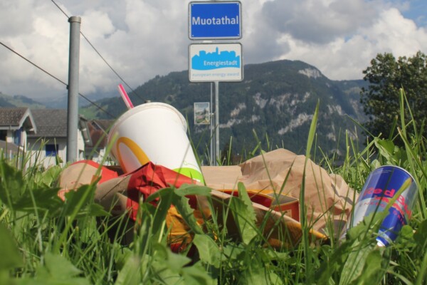 92_littering Abfall vor Ortseingang